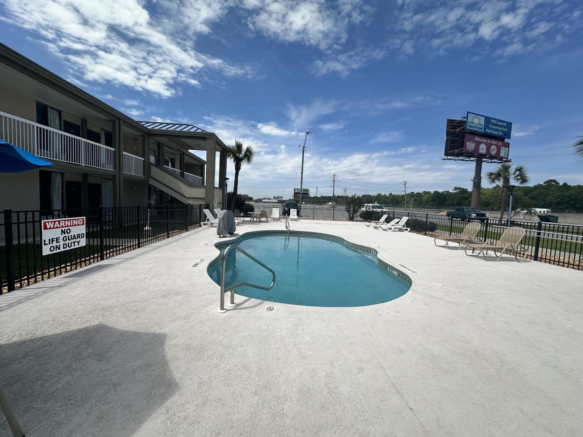 Days Inn By Wyndham Adel I-75 Exterior photo