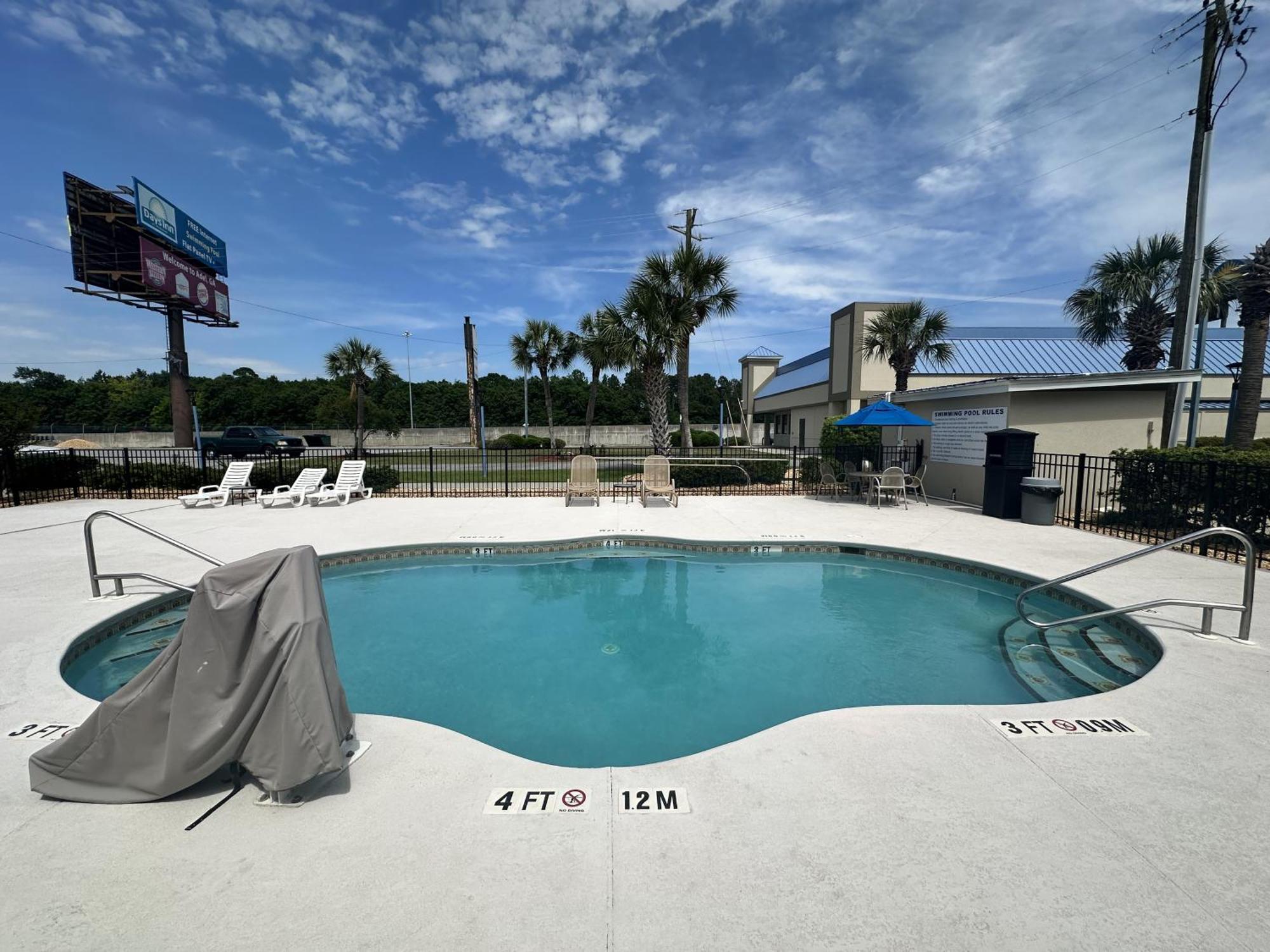 Days Inn By Wyndham Adel I-75 Exterior photo