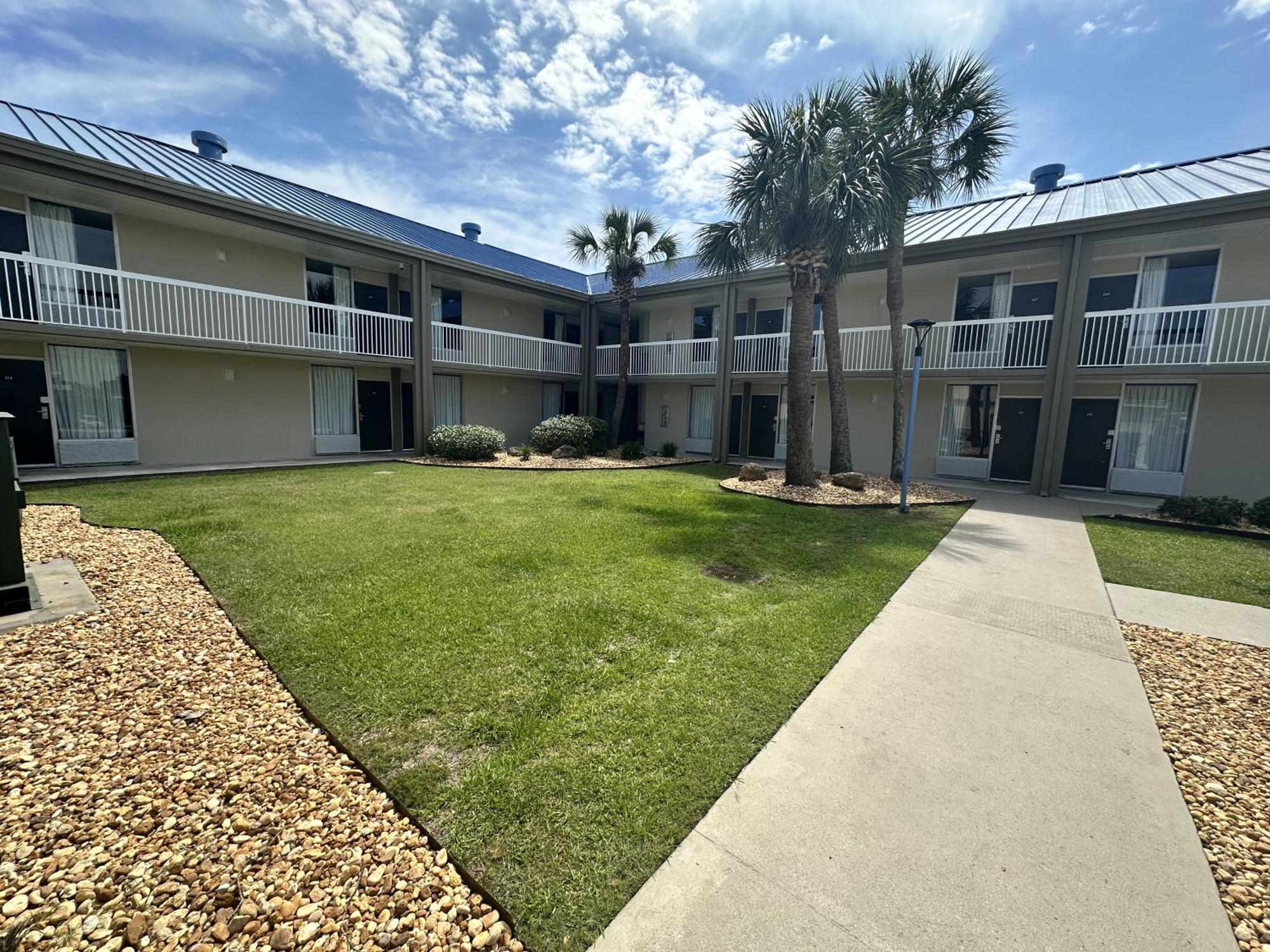 Days Inn By Wyndham Adel I-75 Exterior photo